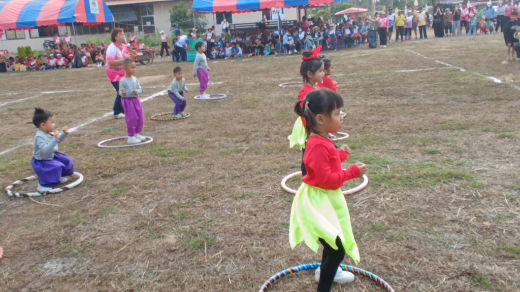 IMG_4314-1024x576 จ.อุตรดิตถ์ เปิดงานแข่งขันกีฬาแสนตอเกมส์ หนูน้อยวัย 2-3 ขวบ โชว์การเล่นฮูล่าฮุปประกอบเพลง ไม่เพียงน่ารักน่าเอ็นดู